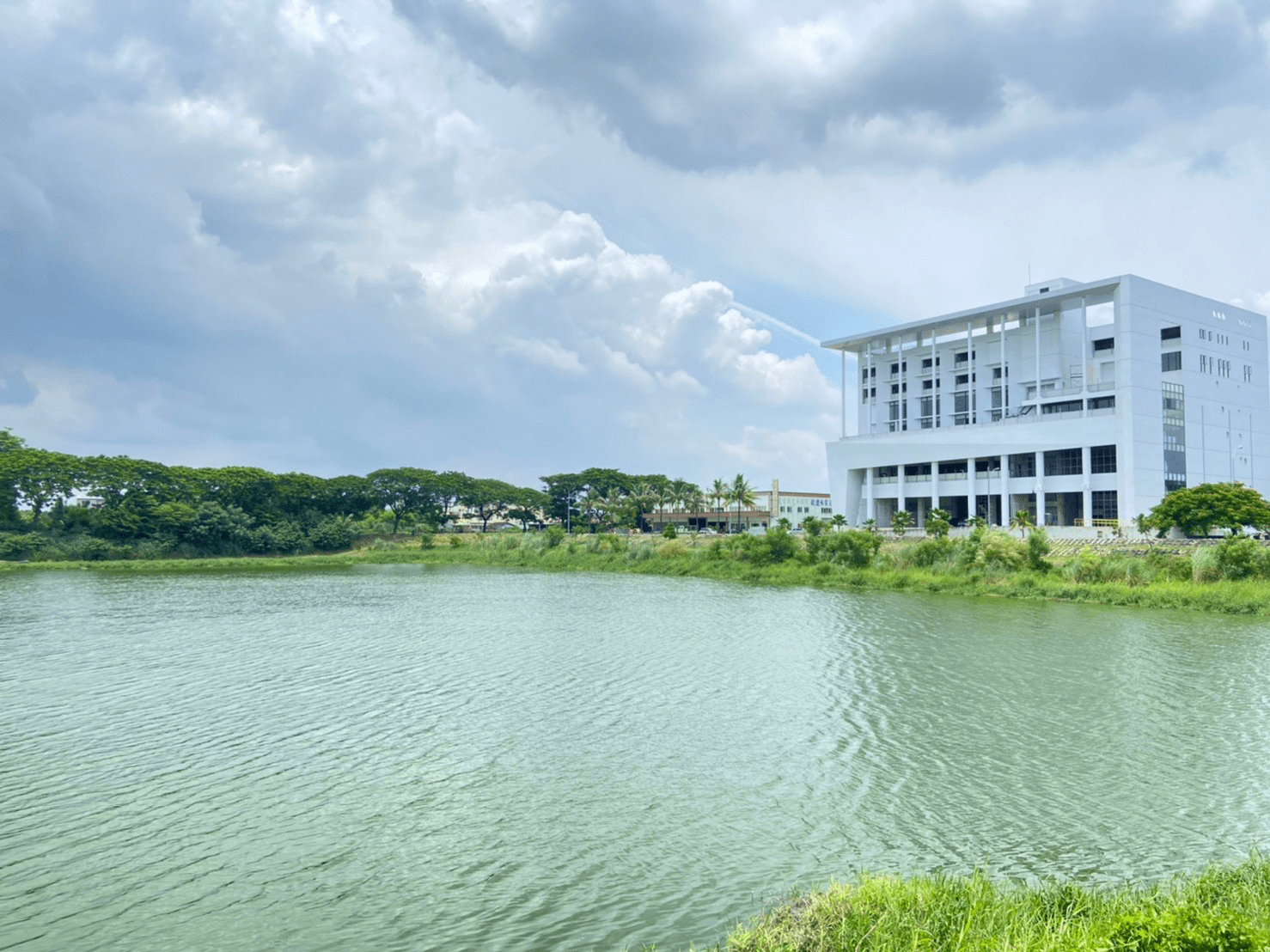 沿著山風與小路，雲林的風吹得很輕柔，剛好帶我走進一段山與湖的旅程