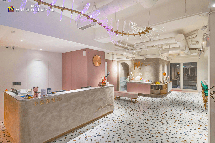 半島海悅渡假會館房間內部與陽台景觀