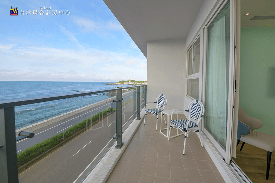 陽台近距離觀賞海浪與礁岩