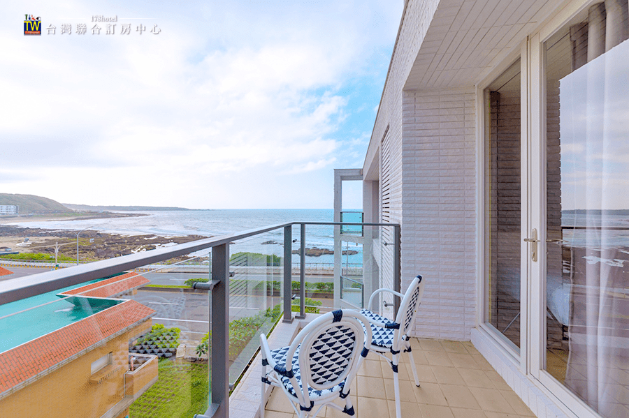 高層樓泳池與海天一色美景