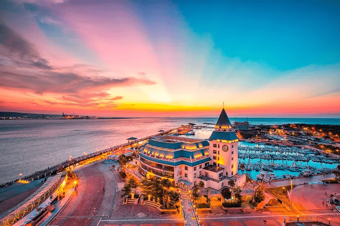 海風輕拂過的房間，當日落染紅淡水，在福容淡水漁人碼頭聽見海的聲音