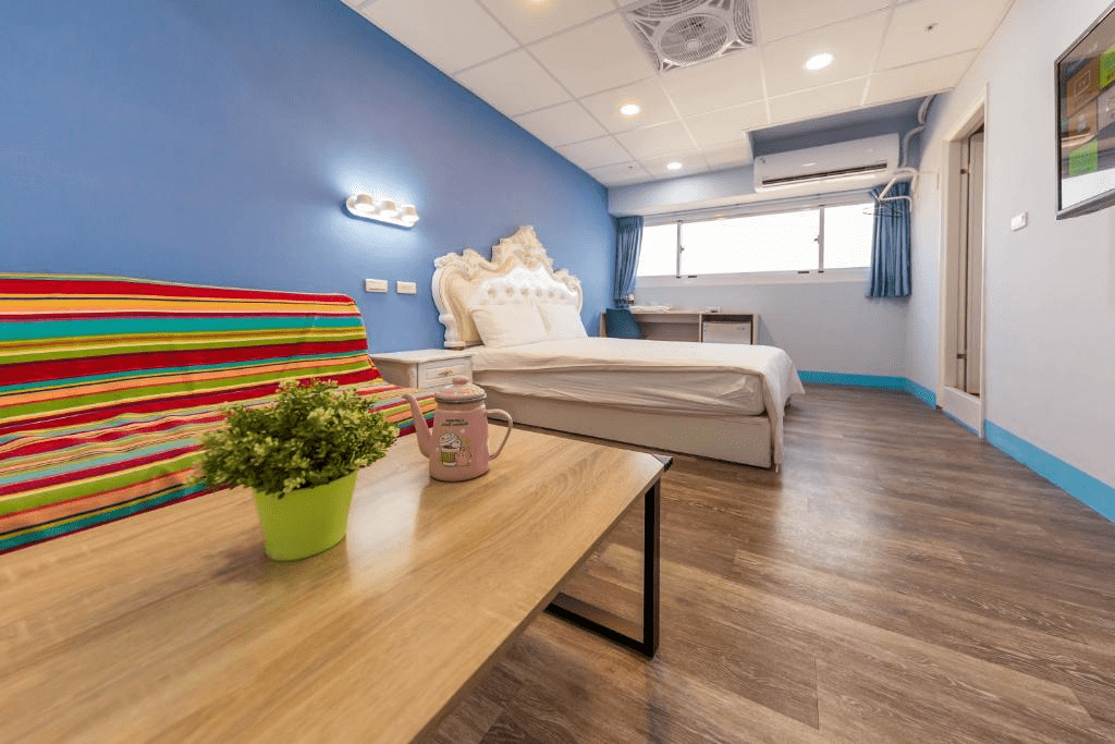 在高雄的港邊走一整天後,住進一間能慢慢放鬆的住宿,把夜景與疲倦都收進安靜的房間裡