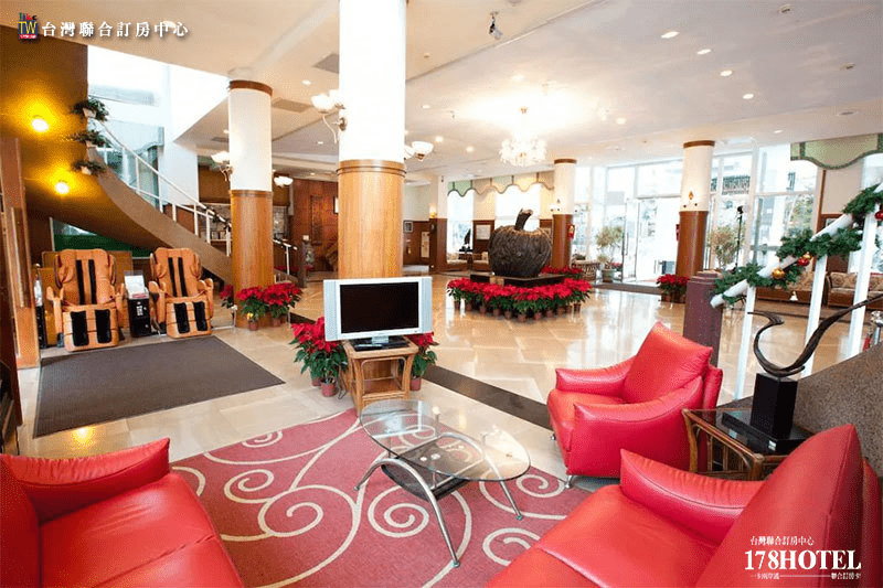 傍晚時分的鯉魚潭，天空染成金黃色