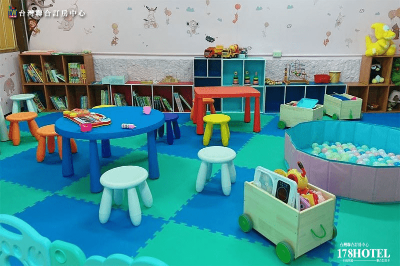 從遠處眺望天水蓮大飯店，湖光倒影相互輝映