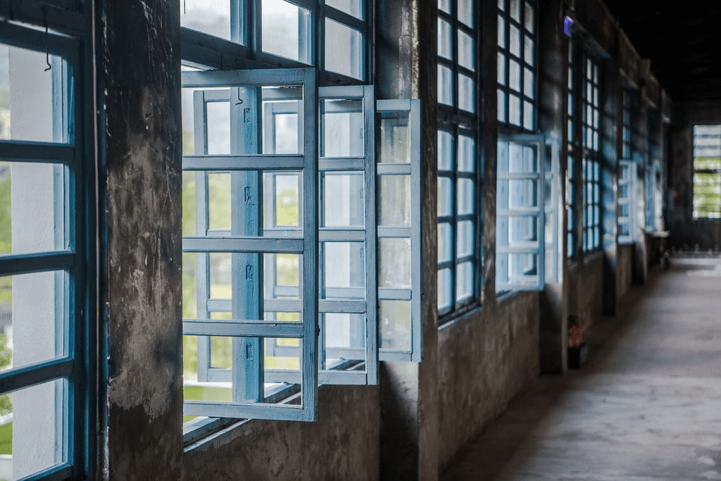 走訪桃園大溪老茶廠的靜謐時光，在光影與茶香交會的空間裡重新聽見生活的呼吸