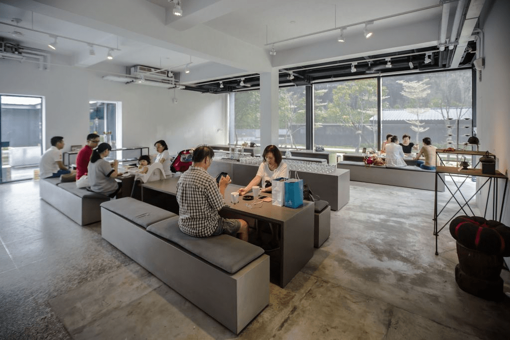 走訪桃園大溪老茶廠的靜謐時光，在光影與茶香交會的空間裡重新聽見生活的呼吸