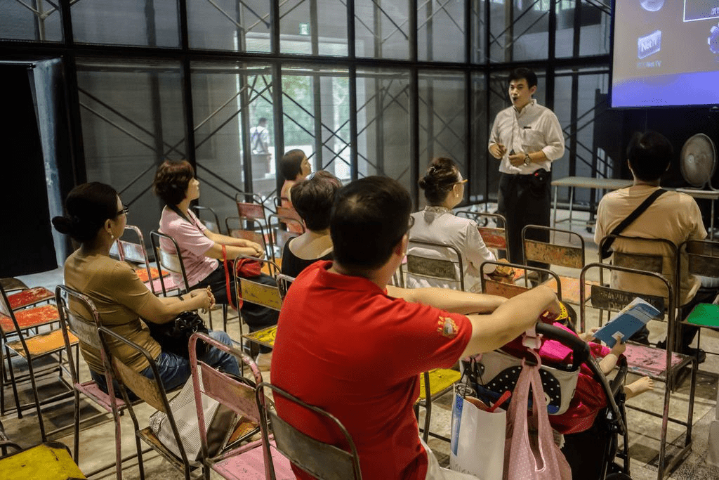 走訪桃園大溪老茶廠的靜謐時光，在光影與茶香交會的空間裡重新聽見生活的呼吸