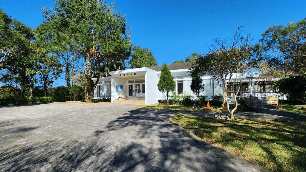 走訪桃園大溪老茶廠的靜謐時光，在光影與茶香交會的空間裡重新聽見生活的呼吸