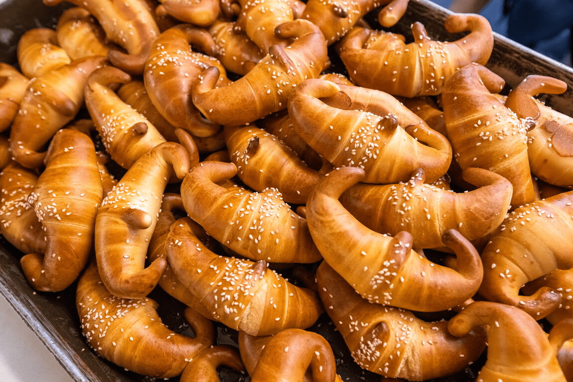 在紅磚與緩慢光影散步，拱廊下的歲月與湯香，三峽老街盛滿百年的故事