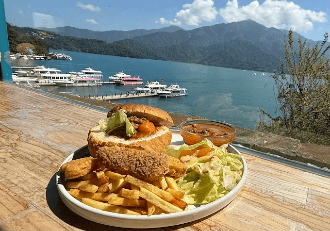 沿著日月潭展開一日慢行，看湖面亮起、搭船穿風、把心放回舒服的位置