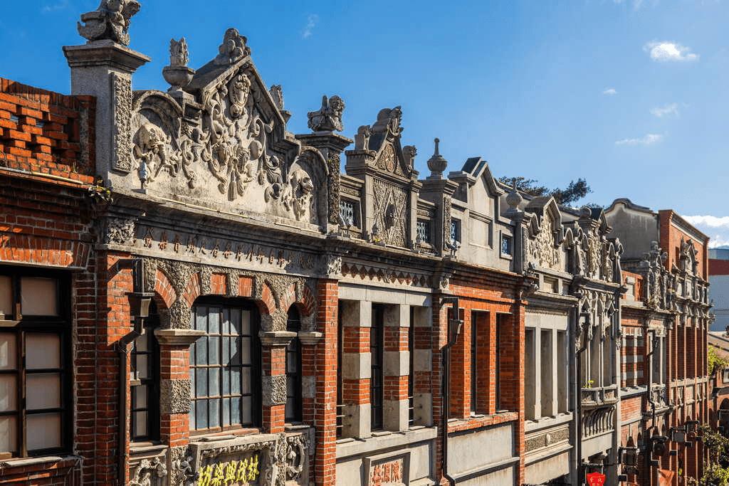 在紅磚與緩慢光影散步，拱廊下的歲月與湯香，三峽老街盛滿百年的故事