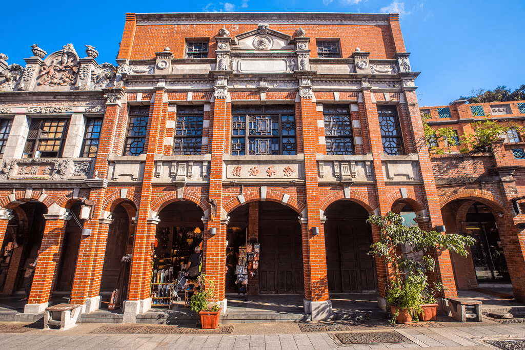 在紅磚與緩慢光影散步，拱廊下的歲月與湯香，三峽老街盛滿百年的故事