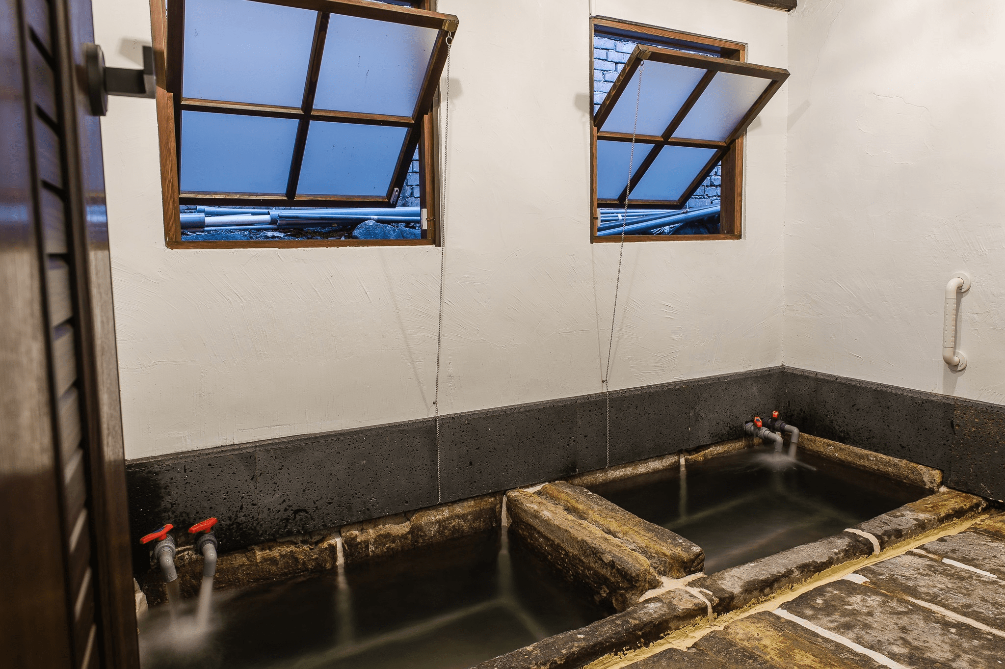 走進北投的白煙山谷,在秋涼的午後泡一池讓心慢下來的溫泉時光