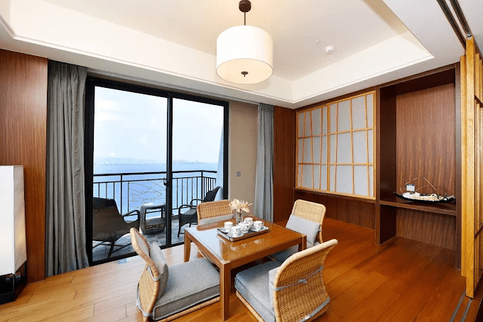 海風輕拂過的房間，當日落染紅淡水，在福容淡水漁人碼頭聽見海的聲音