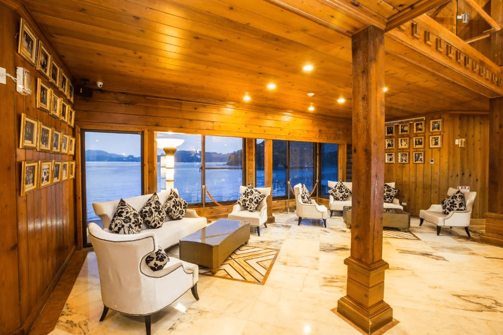 走進伊達邵的湖畔木屋儷山林會館，在日月潭迎著清晨光線泡進旅人最想要的安靜節奏裡