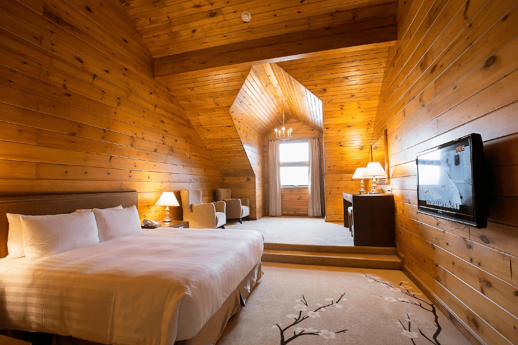 走進伊達邵的湖畔木屋儷山林會館，在日月潭迎著清晨光線泡進旅人最想要的安靜節奏裡