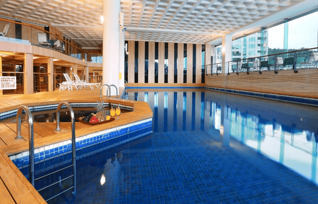 走進伊達邵的湖畔木屋儷山林會館，在日月潭迎著清晨光線泡進旅人最想要的安靜節奏裡