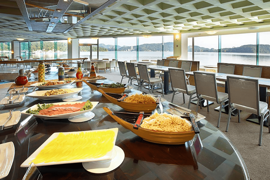 走進伊達邵的湖畔木屋儷山林會館，在日月潭迎著清晨光線泡進旅人最想要的安靜節奏裡