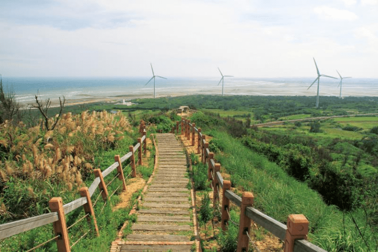 順著海風吹向苗栗後龍好望角的高地視野，看見風車、藍天與海浪一起展開的開闊旅程