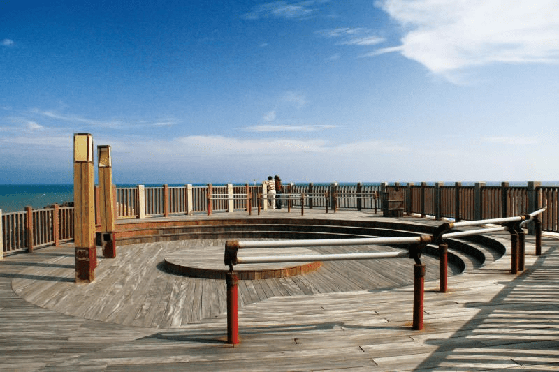 順著海風吹向苗栗後龍好望角的高地視野，看見風車、藍天與海浪一起展開的開闊旅程