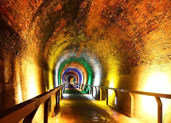 順著海風吹向苗栗後龍好望角的高地視野，看見風車、藍天與海浪一起展開的開闊旅程