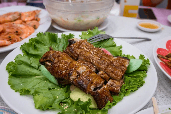 順著海風吹向苗栗後龍好望角的高地視野，看見風車、藍天與海浪一起展開的開闊旅程