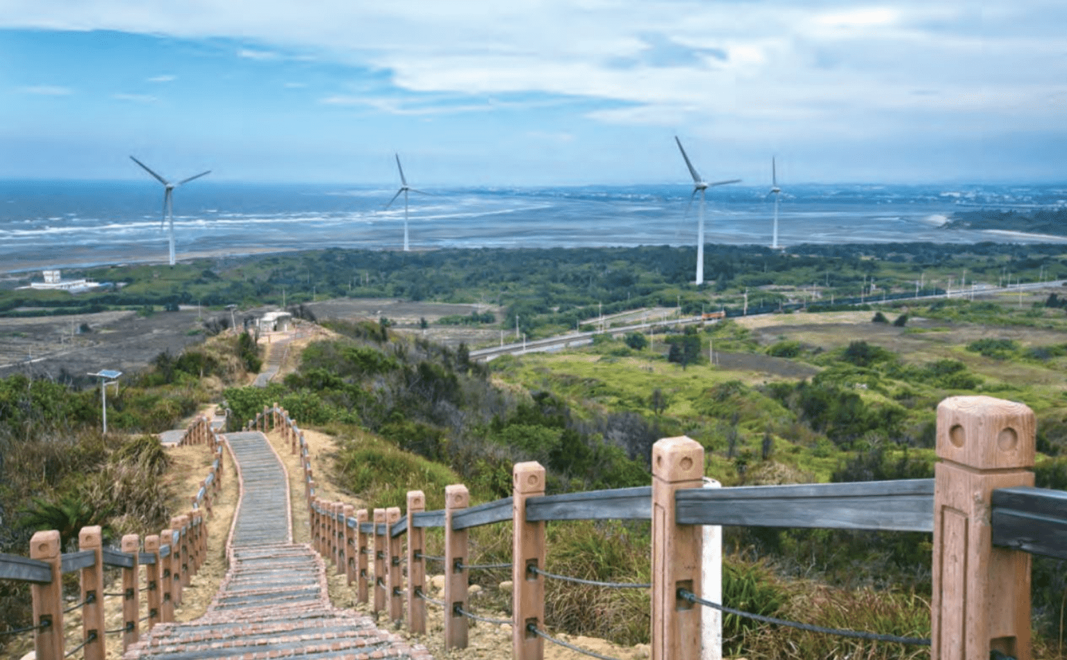 順著海風吹向苗栗後龍好望角的高地視野，看見風車、藍天與海浪一起展開的開闊旅程