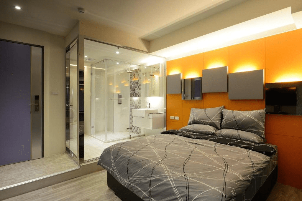 在高雄的港邊走一整天後,住進一間能慢慢放鬆的住宿,把夜景與疲倦都收進安靜的房間裡