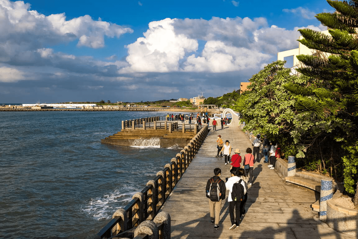 在三芝芝蘭公園的海上平台看著天光變化，一步步走向被海風吹亮的那片遼闊視野