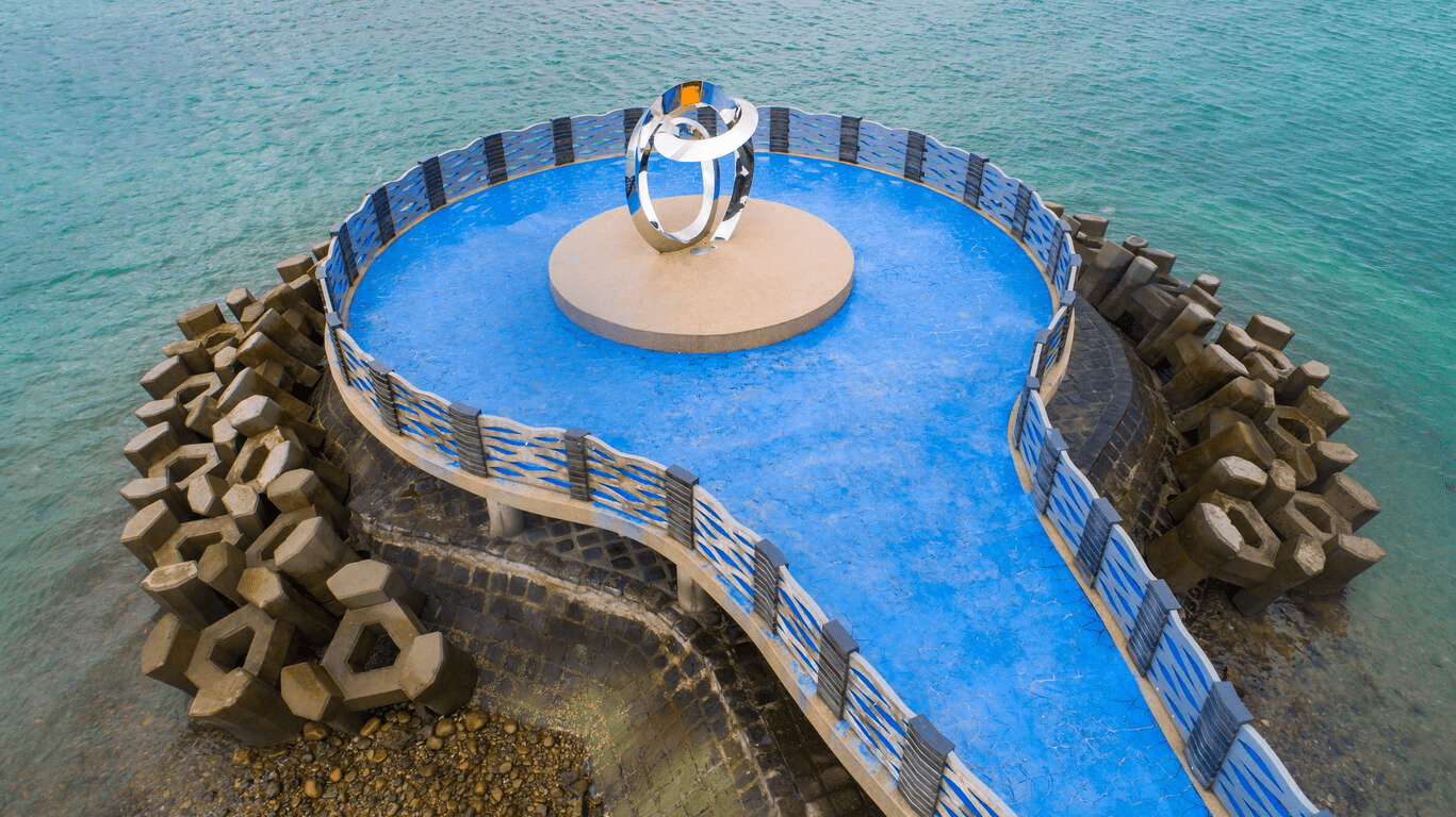 在三芝芝蘭公園的海上平台看著天光變化，一步步走向被海風吹亮的那片遼闊視野