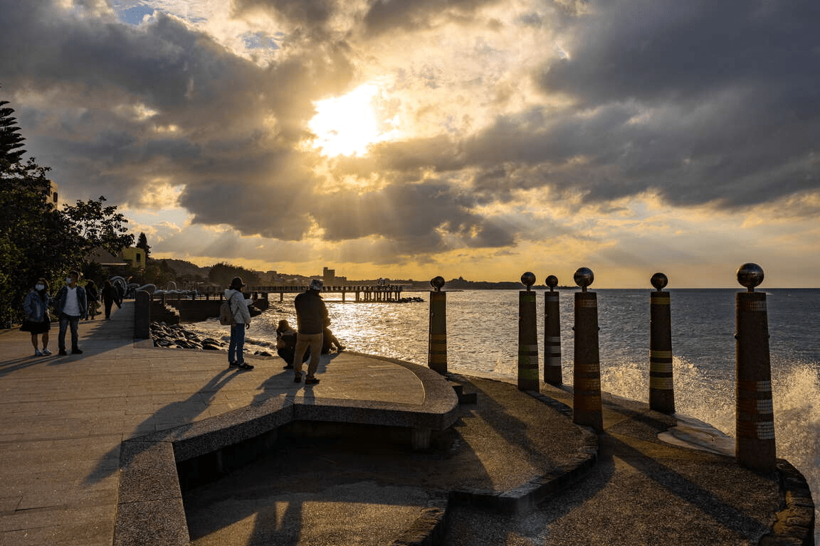 在三芝芝蘭公園的海上平台看著天光變化，一步步走向被海風吹亮的那片遼闊視野