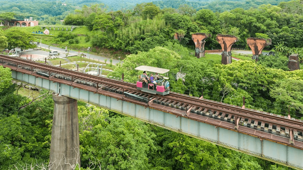 搭乘鐵道自行車俯瞰龍騰斷橋
