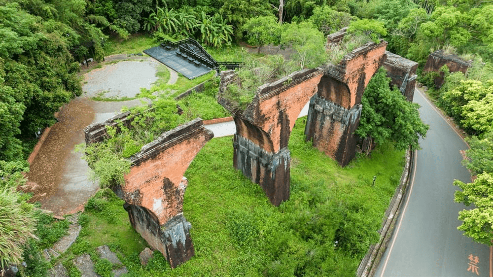 時間留下了最美的殘缺記憶，你來的這天，在龍騰斷橋正好吹著溫柔的風