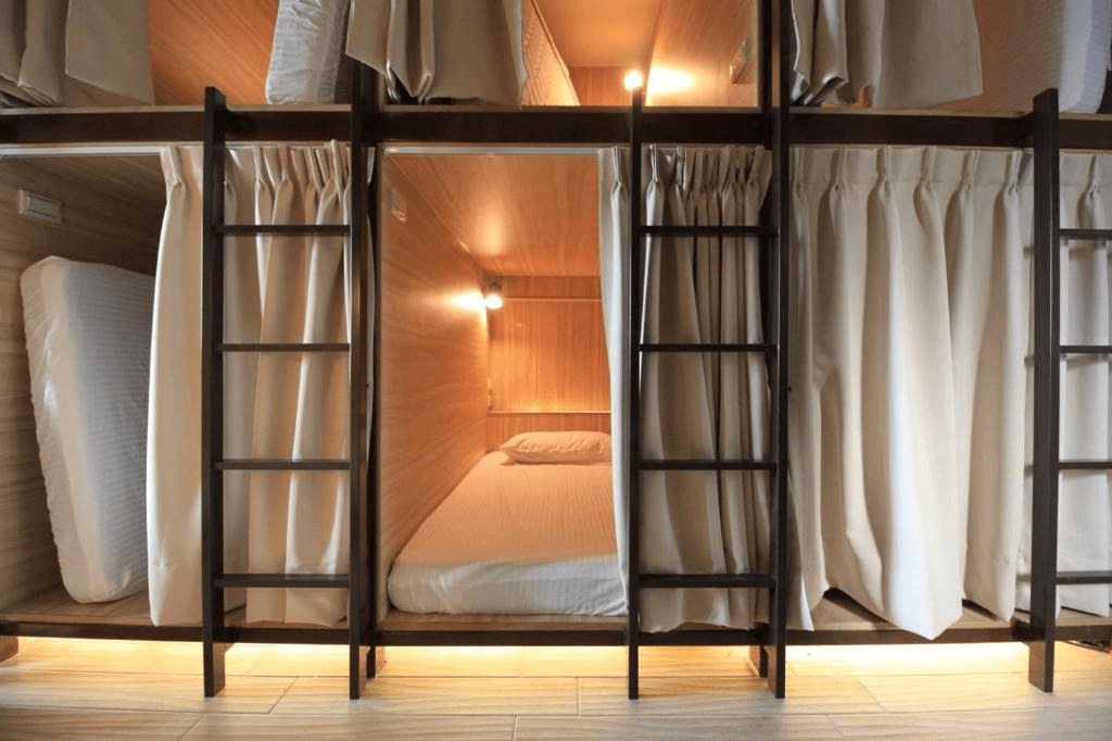 沿著九份山城的霧與光前行，在老街旁找一間讓旅程慢下來的民宿