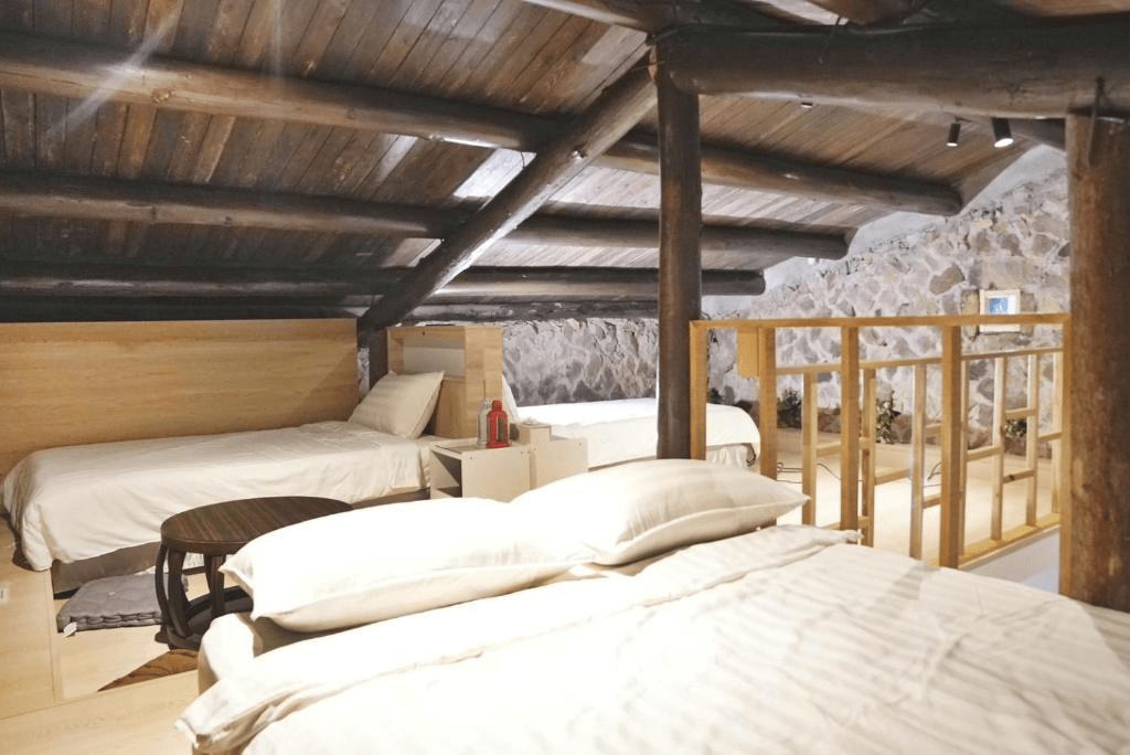 沿著九份山城的霧與光前行，在老街旁找一間讓旅程慢下來的民宿