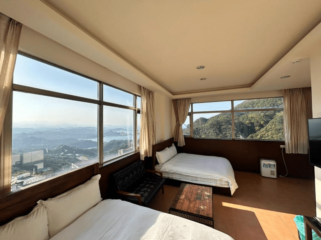 沿著九份山城的霧與光前行，在老街旁找一間讓旅程慢下來的民宿