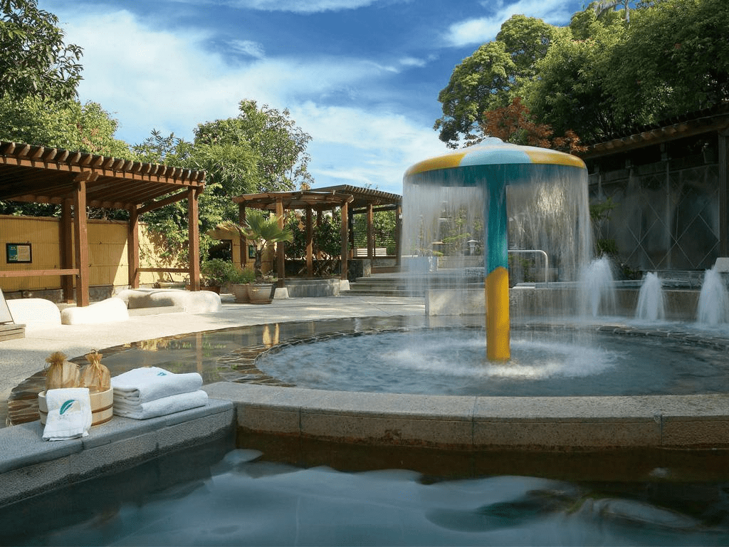 當傍晚霧氣從山坡升起時走進北投溫泉住宿，身心在第一口熱泉裡瞬間鬆下來