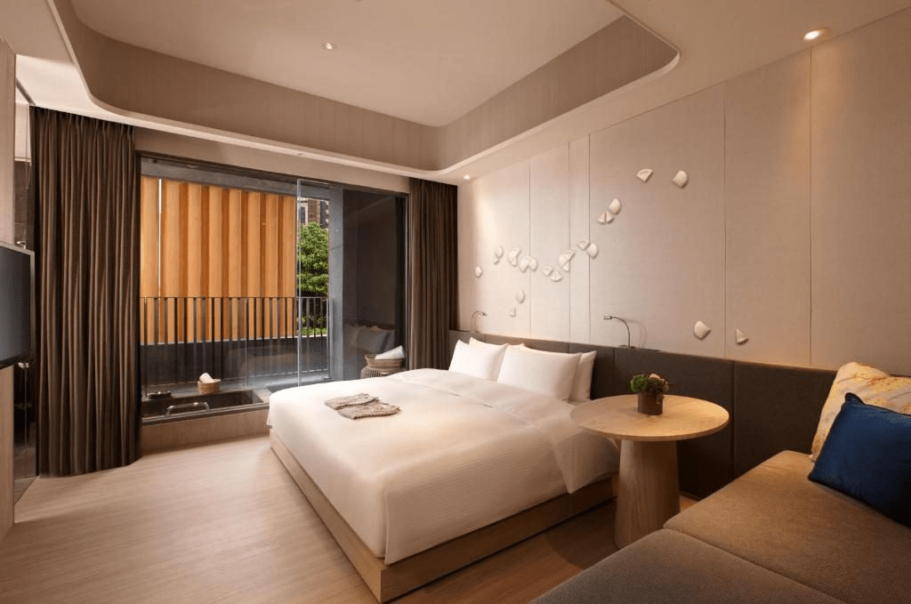 沿著礁溪的溫泉霧氣走進晶泉丰旅，在頂樓看著風景慢慢亮起是一種難以忘記的輕鬆