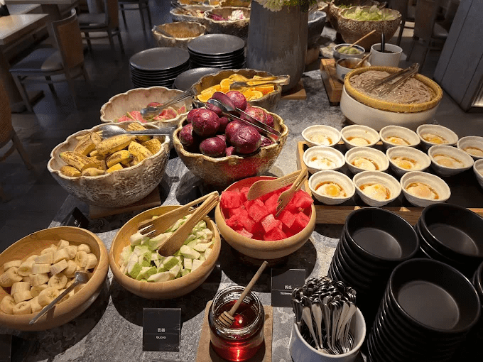 沿著礁溪的溫泉霧氣走進晶泉丰旅，在頂樓看著風景慢慢亮起是一種難以忘記的輕鬆