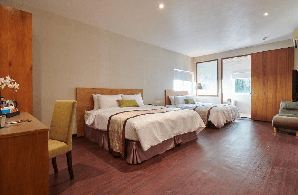 從城市一路轉進台南關子嶺，在儷景溫泉會館迎著山風吹泡湯，把忙碌留在山腳下