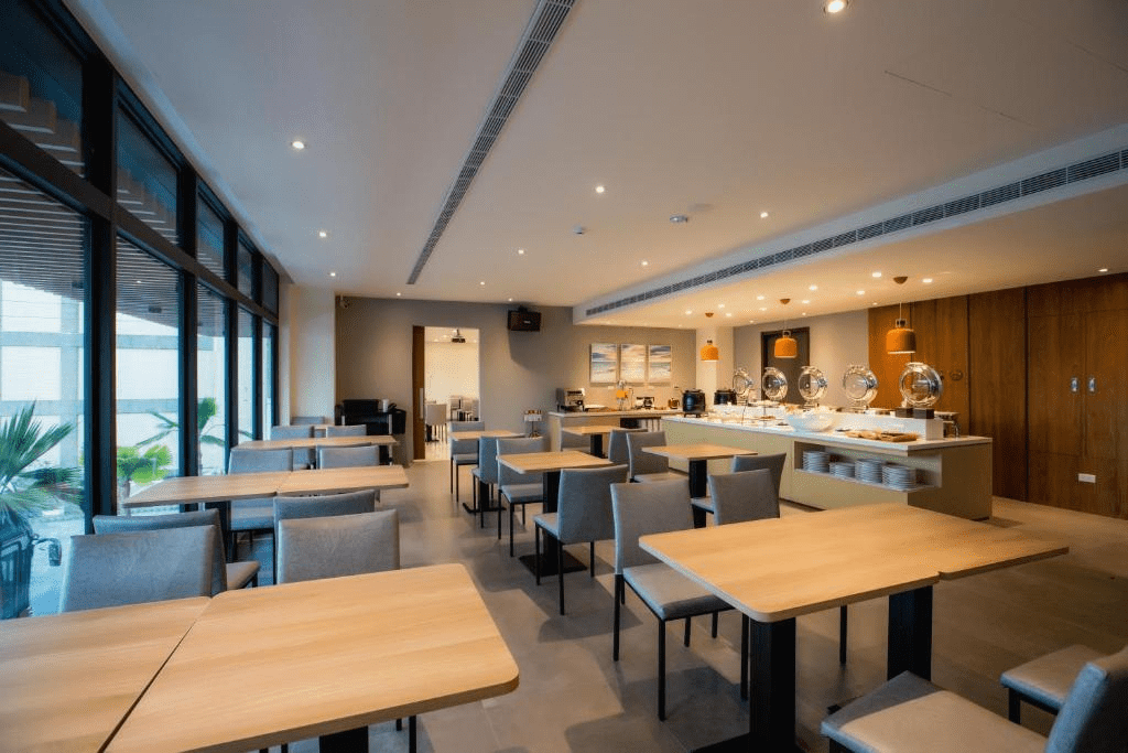 旅程停靠枋寮的一晚,把行李放進枋客文旅,順著海風散步看見小鎮的溫柔節奏