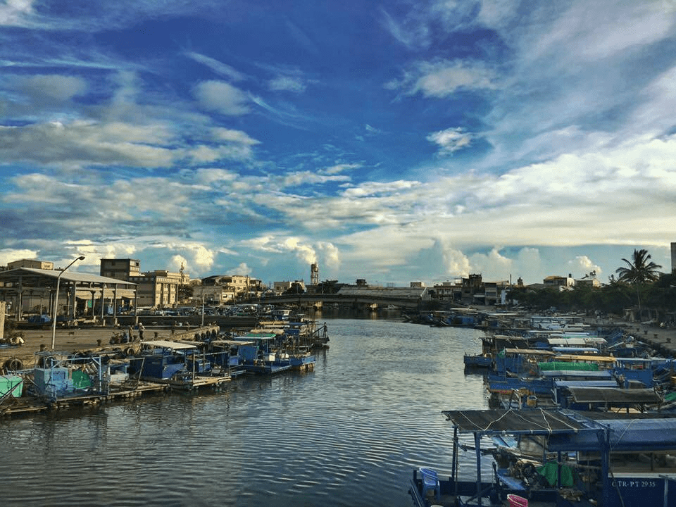 旅程停靠枋寮的一晚,把行李放進枋客文旅,順著海風散步看見小鎮的溫柔節奏
