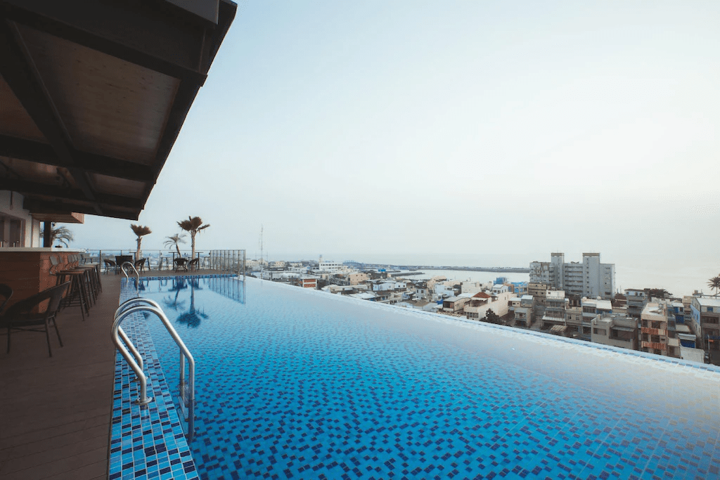 旅程停靠枋寮的一晚,把行李放進枋客文旅,順著海風散步看見小鎮的溫柔節奏