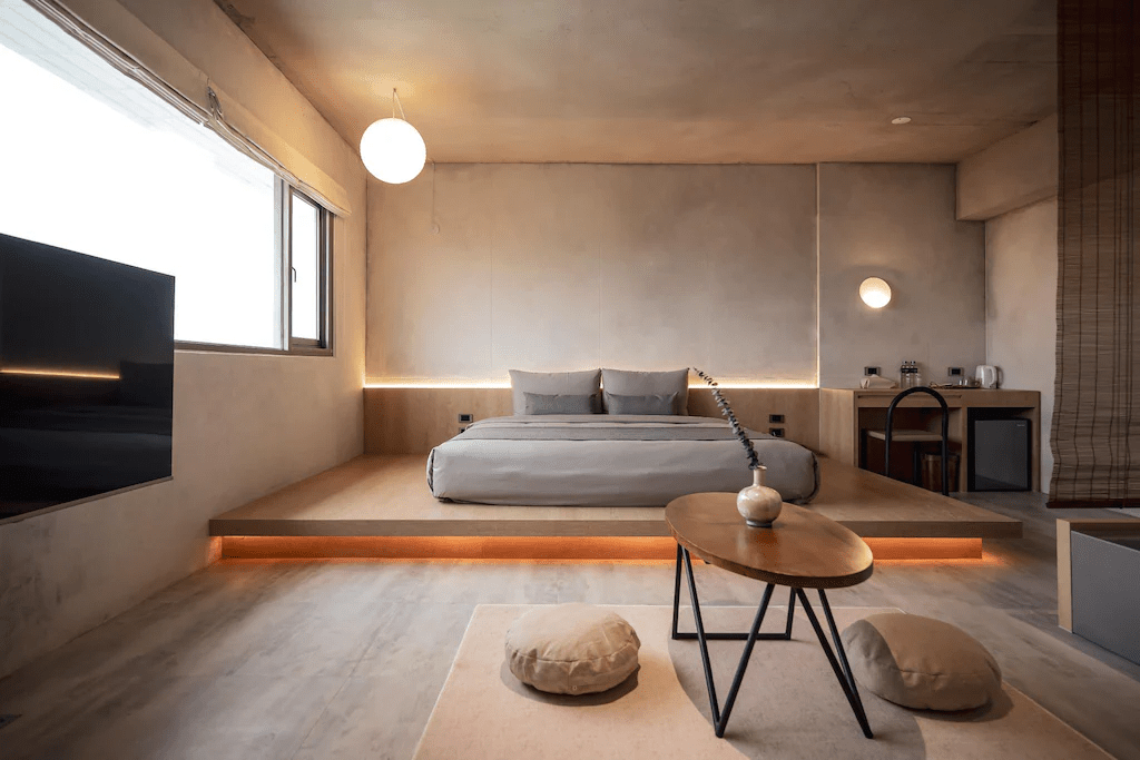 沿著冬天的濕氣走進宜蘭住宿，從清水模房間到礁溪溫泉的暖意都在路途中慢慢打開