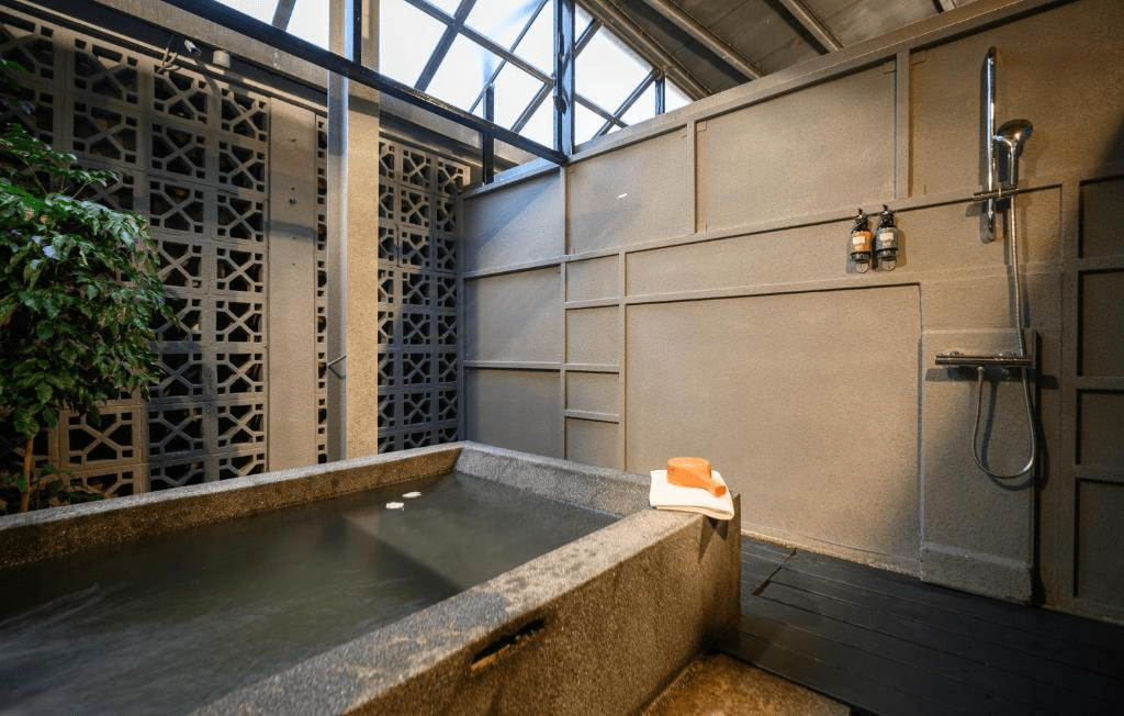 I沿著冬天的濕氣走進宜蘭住宿，從清水模房間到礁溪溫泉的暖意都在路途中慢慢打開