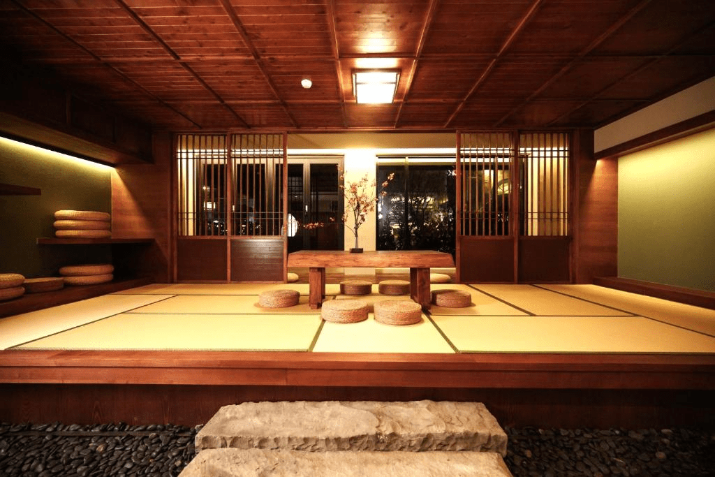 沿著冬天的濕氣走進宜蘭住宿，從清水模房間到礁溪溫泉的暖意都在路途中慢慢打開