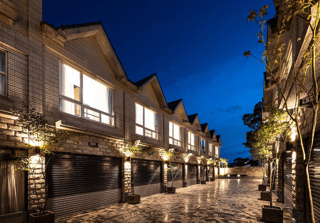 沿著冬天的濕氣走進宜蘭住宿，從清水模房間到礁溪溫泉的暖意都在路途中慢慢打開