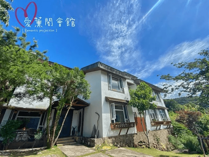 在晨霧散開的南投奧萬大挑一處喜歡的住宿，讓旅程在山林的節奏裡慢慢展開