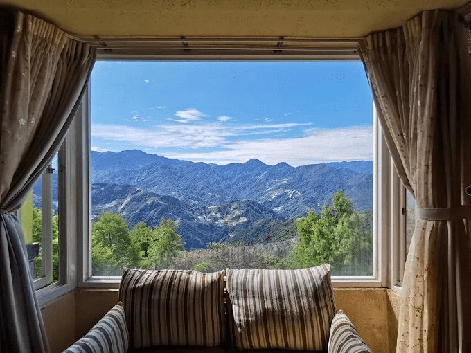 在晨霧散開的南投奧萬大挑一處喜歡的住宿，讓旅程在山林的節奏裡慢慢展開