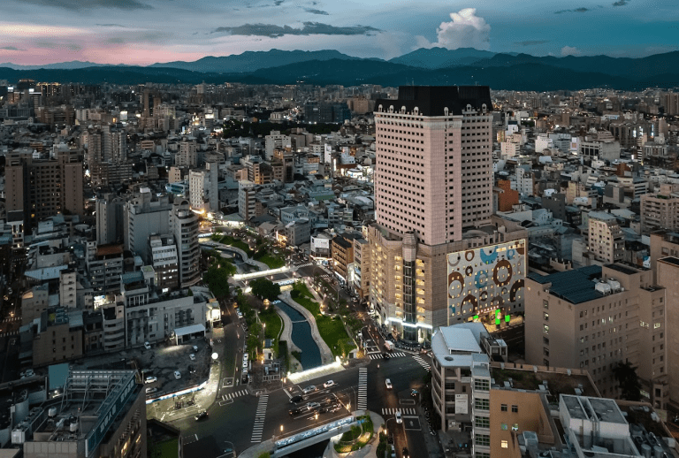 把旅程安放在鳳凰酒店的窗景裡面，短暫留宿一晚台中最溫柔的城市角落